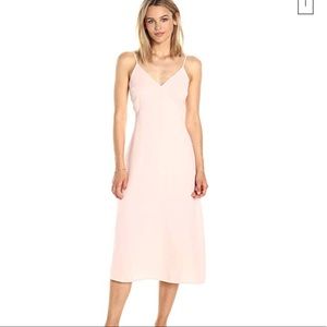 PARIS SUNDAY: V NECKLINE SLIPDRESS